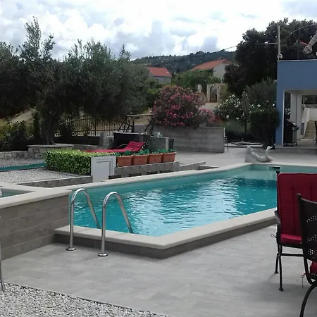In Tamara -pool Beheizt ,meerblick Škrip